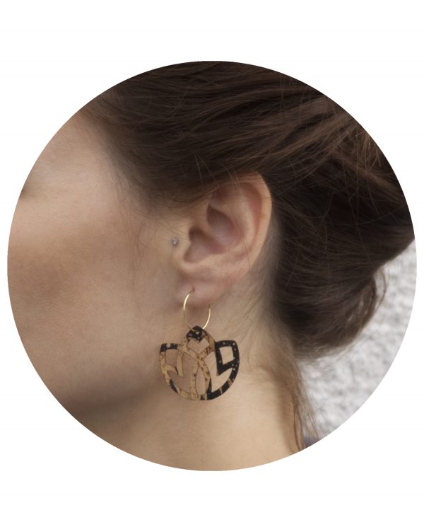 Boucles d'oreille pendantes créoles écoresponsables en liège marbré noir de la marque Sablarah