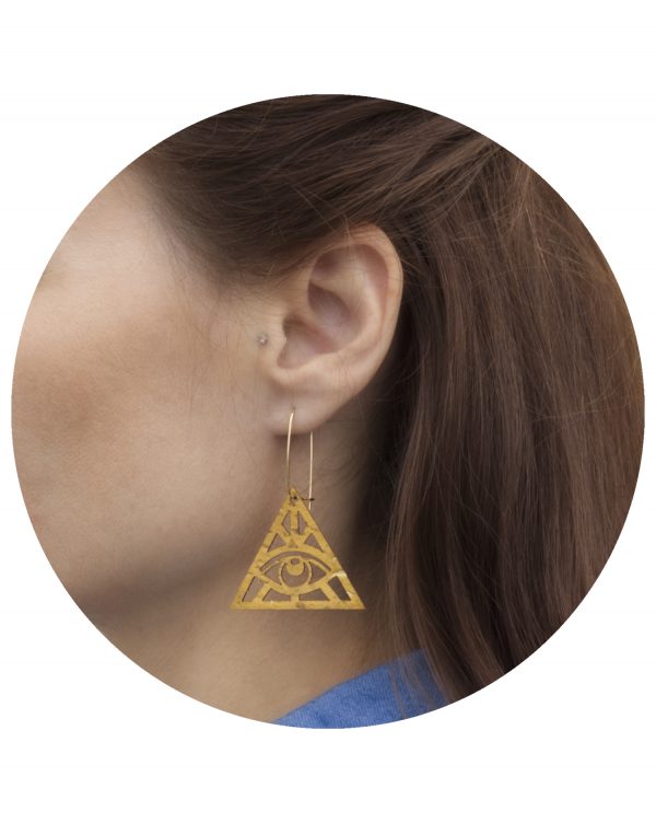 Boucles d'oreille dormeuses en liège doré de la marque Sablarah, bijoux graphiques écoresponsables