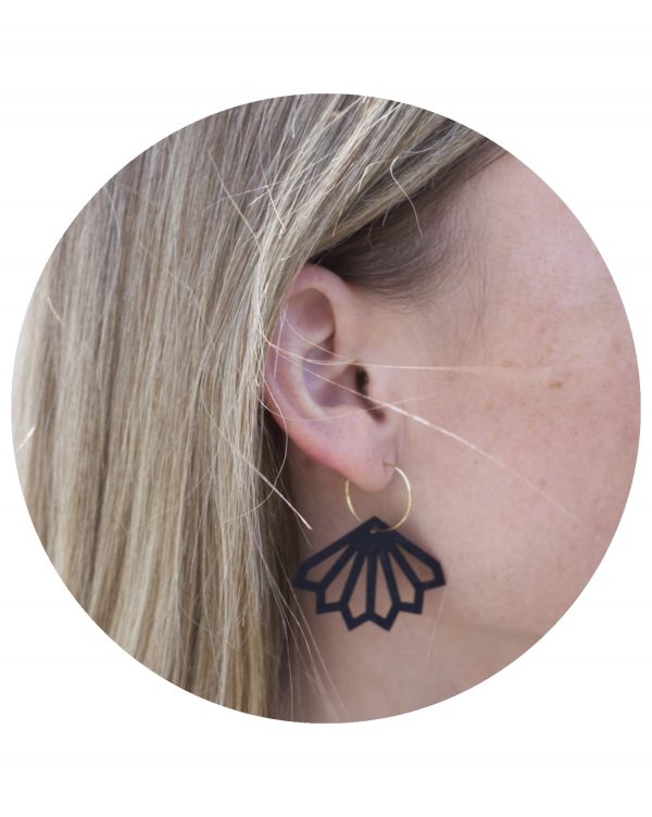 Boucles d'oreille créoles Palm Leaf noires de la marque Sablarah, bijoux graphiques en liège écoresponsables