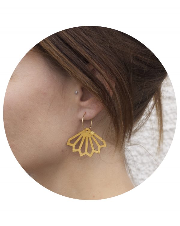 Boucles d'oreille créoles de la marque Sablarah, bijoux graphiques en liège écoresponsables